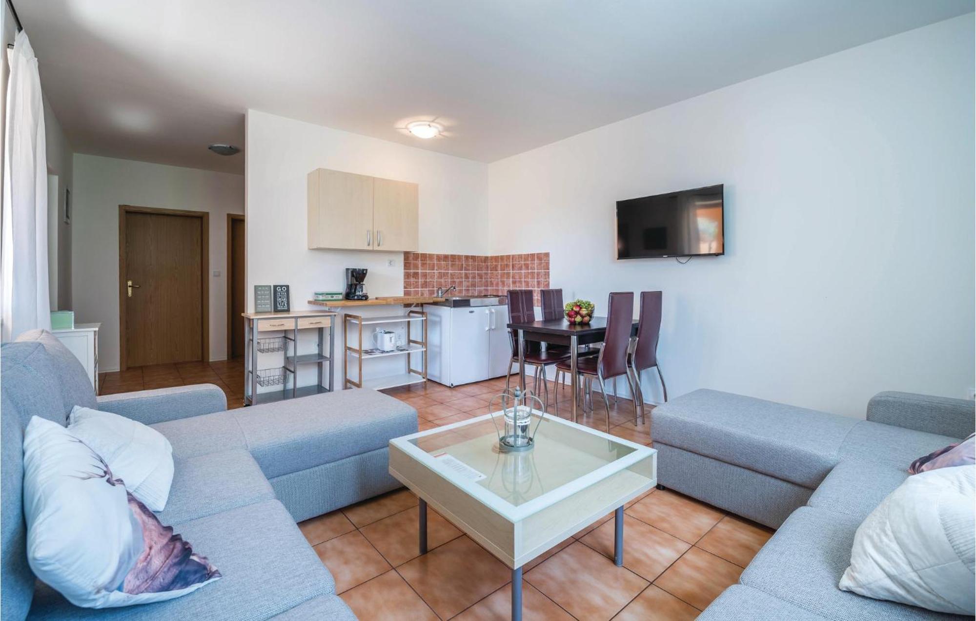 7 Bedroom Stunning Home In Ližnjan Екстериор снимка